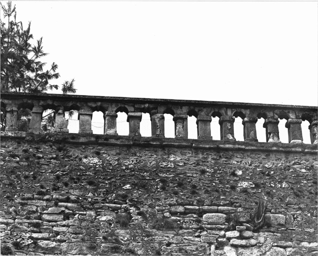 Vue détaillée du parapet bordant le jardin français.