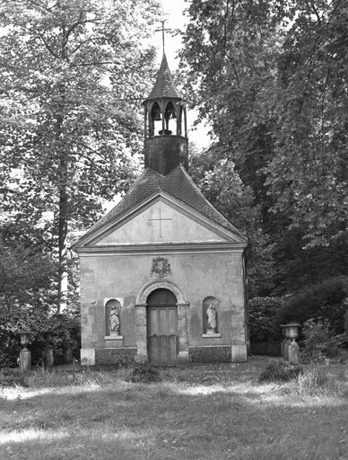 Vue de la façade de la chapelle.