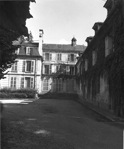 Vue prise de l'ouest.