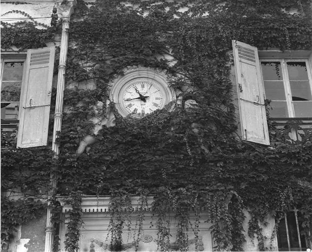 Détail de l'aile ouest : horloge datée 1850.