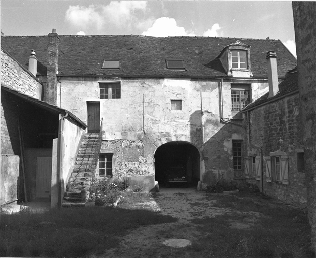 Vue de la façade sur cour et de l'escalier droit extérieur.