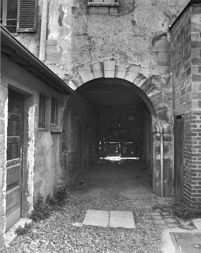 Vue du passage cocher depuis la cour.