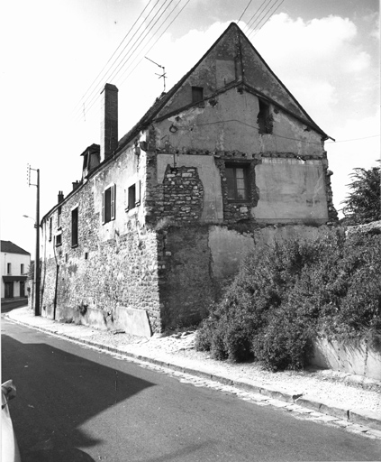 Vue du bâtiment situé le long de la rue de Moncel.