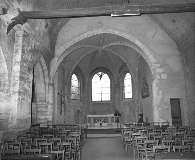 Vue intérieure du choeur et de la travée du clocher (à gauche).