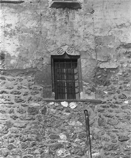 Façade sur rue, détail de la baie de gauche.