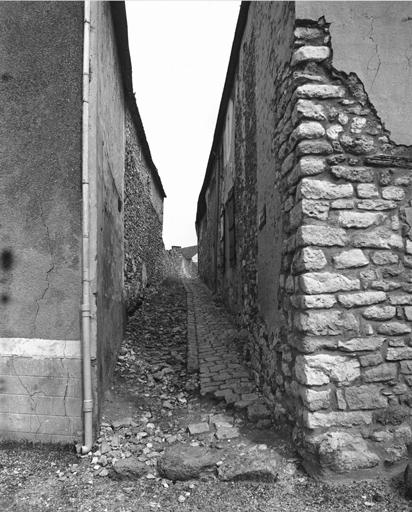 Vue des façades des maisons qui bordent la ruelle.