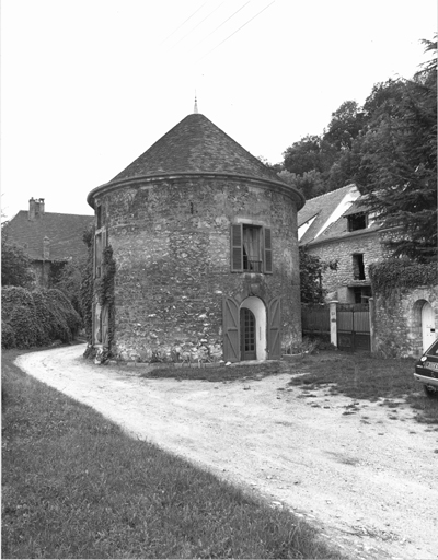 Vue du colombier dépendant de la ferme.