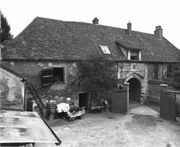 Vue d'ensemble du bâtiment sud de la ferme : ce bâtiment est entouré de deux pavillons non visibles sur la photographie.