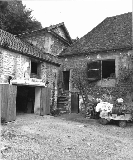 Vue de l'extrémité du pavillon sud et du vestige du pavillon ouest de la ferme.