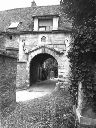 Vue de l'élévation extérieure du passage cocher, bâtiment sud de la ferme.