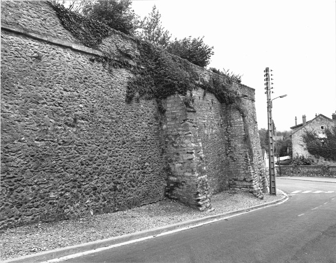 Vue du mur de soutènement du jardin situé le long de la rue de la Victoire.