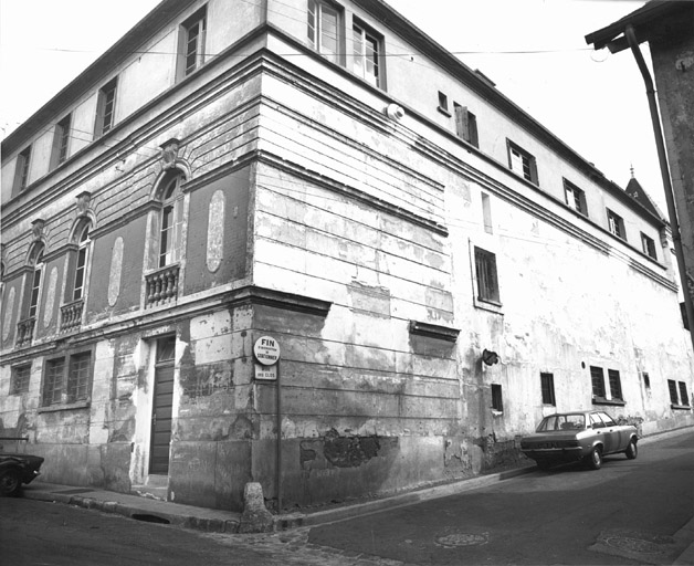 Vue des communs (?) situés à l'angle de la rue des Clos.