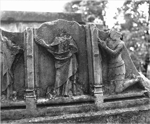 Détail d'un fragment d'autel (?) découvert au 6 rue de l'Enclos-de-l'Abbaye.