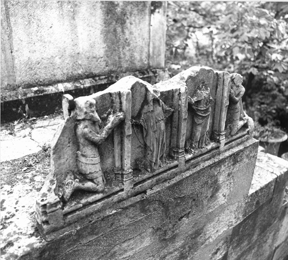 Fragment d'autel (?) découvert au 6 rue de l'Enclos-de-l'Abbaye.