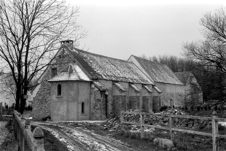La façade postérieure de la bergerie transformée en habitation.