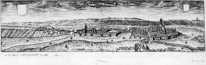 La ville et vieulx marché de Meaulx",vue panoramique sur l'ensemble de la ville depuis l'est. Gravure de Claude Chastillon, début du 17e siècle. On distingue les éperons rajoutés récemment aux fortifications médiévales, notamment en rives de la Marne. Pour un cliché de plus forte résolution, voir : 20137700402NUC4A. Gravure. (BNF. Département des estampes, TopoVa Seine-et-Marne, H 156187)