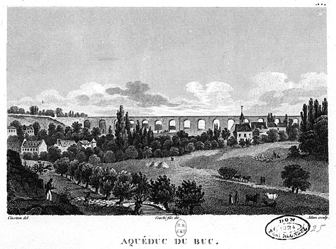 Vue d'ensemble du village et de l'aqueduc.