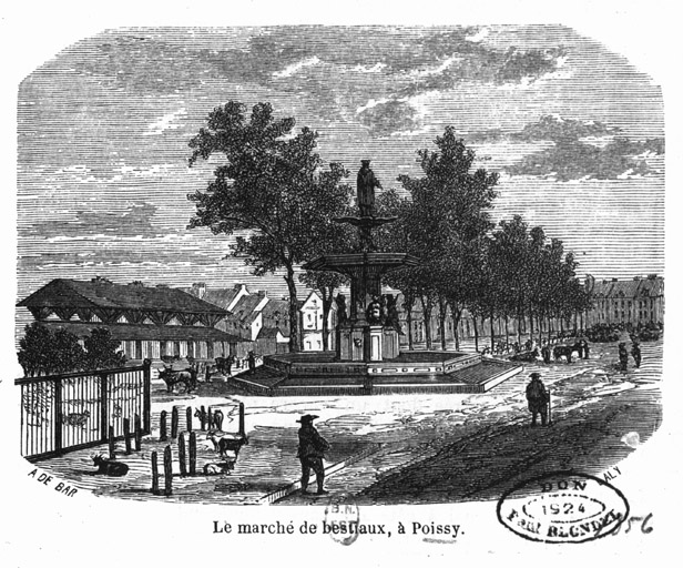 Vue d'ensemble de la place du marché aux bestiaux et de la halle : au premier plan, la fontaine monumentale qui servait d'abreuvoir pour les animaux.