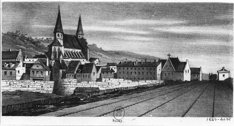 Vue des remparts interrompus par le passage de la voie ferrée.