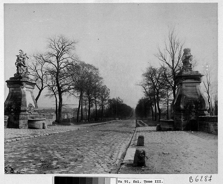 Vue du pont des Belles Fontaines, avec, au premier-plan, les deux fontaines, et la perspective de la route nationale vers Viry-Châtillon.