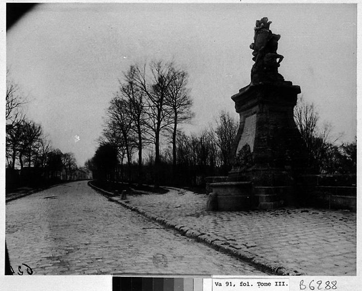 Vue du pont des Belles Fontaines, avec, au premier-plan, l'une des deux fontaines, et la perspective de la route nationale vers la Cour de France, au nord.