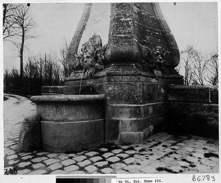 Vue de la base de la fontaine orientale du pont des Belles Fontaines.