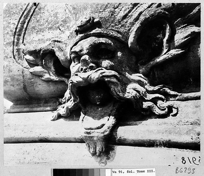 Vue d'un mascaron de la base de l'une des deux fontaines du pont des Belles Fontaines.
