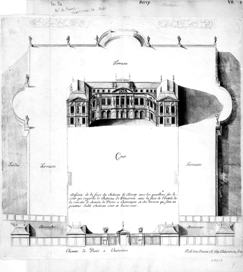 Vue perspective de la façade antérieure et du portail d'entrée.