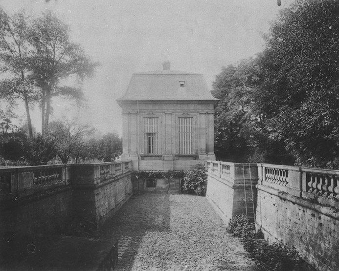 Elévation latérale d'un pavillon d'entrée et de douves.