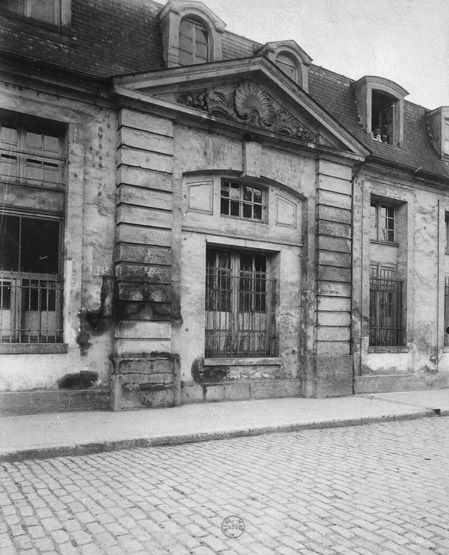 Les communs et dépendances : vue d'une ancienne porte par Gabriel sur l'actuelle avenue Anatole-France.