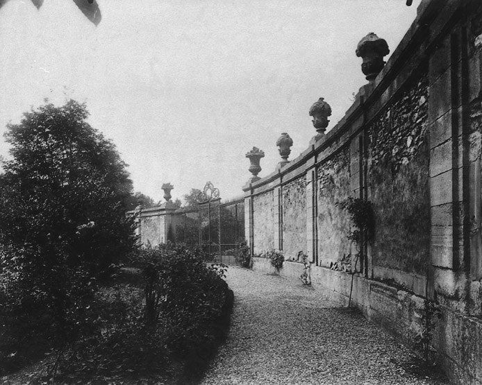 Vue d'ensemble d'une grille et d'un mur en demi-lune.