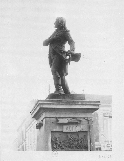 Vue du profil gauche.