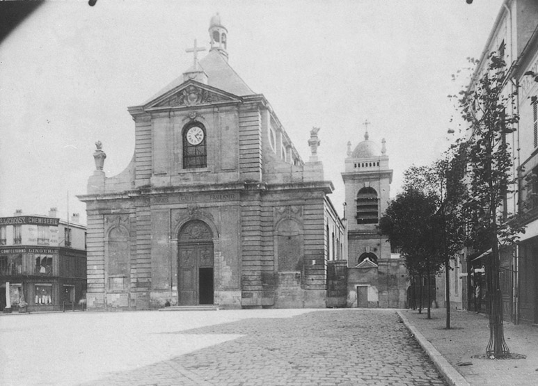 L'élévation antérieure et le clocher.