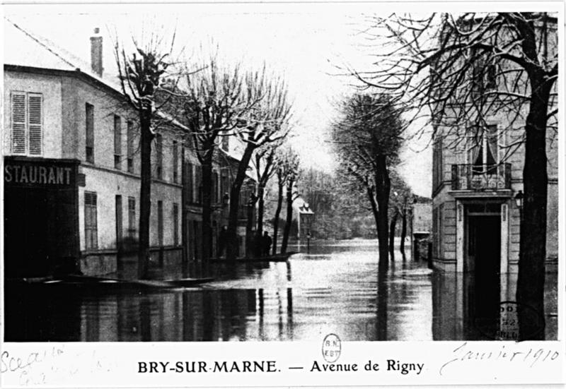 Vue de l'avenue de Rigny lors des innondations de 1910.