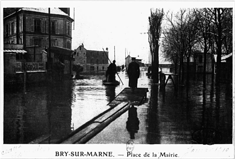 Vue de la place lors des innondations de 1910.