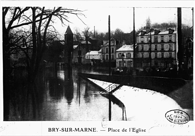 Vue de la place lors des innondations de 1910.