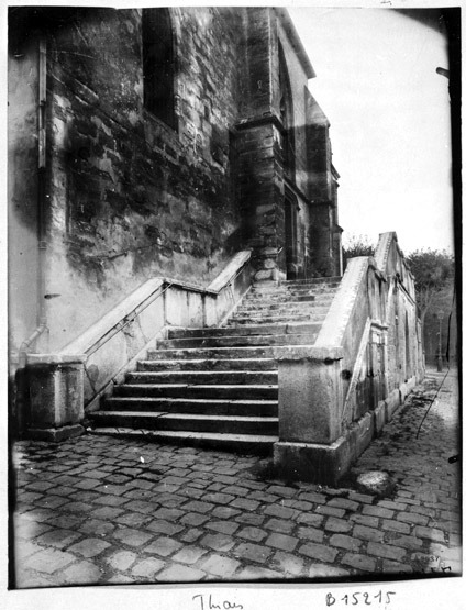 Vue de l'escalier du portail est.