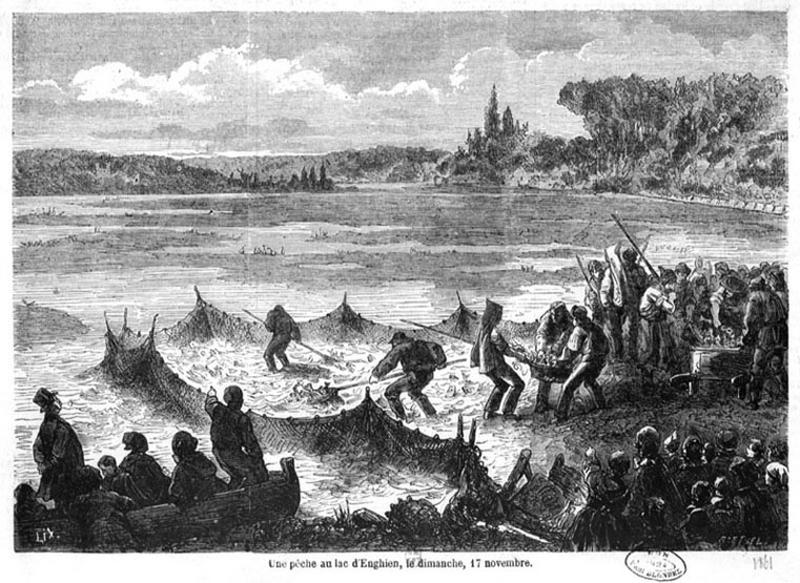 Vue d'ensemble du lac avec une scène de pêche au premier plan.