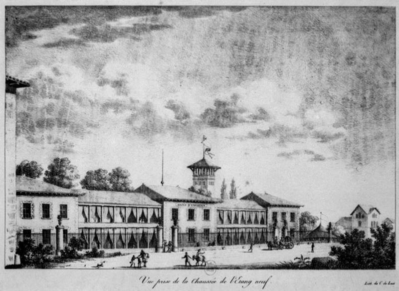 Vue du premier établissement thermal d'Enghien, dit 'Bains d'Enghien' prise depuis le bord du lac sur la 'chaussée de l'étang neuf'. On remarque que la première tour réservoir, avec un belvédère est couverte par un toit en pavillon.