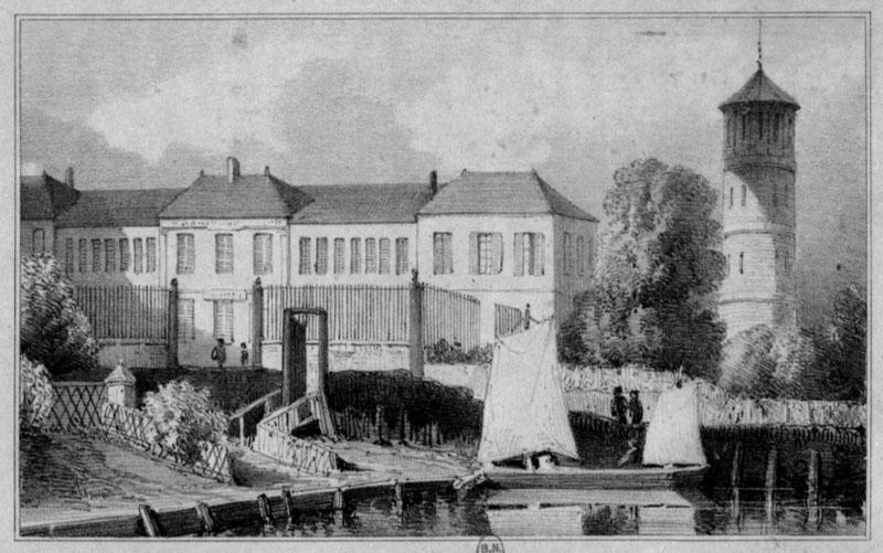 Vue partielle du bâtiment et de la tour de réservoir, depuis les bors du lac d'Enghien-les-Bains.