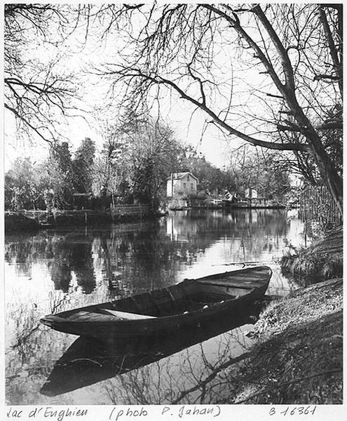 Vue du lac d'Enghien avec une barque au premier plan.