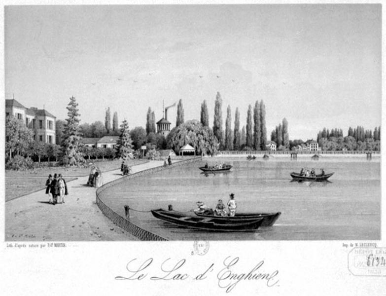 Vue du lac d'Enghien avec à gauche l'Hôtel des Quatre Pavillons, la tour réservoir de l'établissement thermal et quelques maisons au bord du lac.