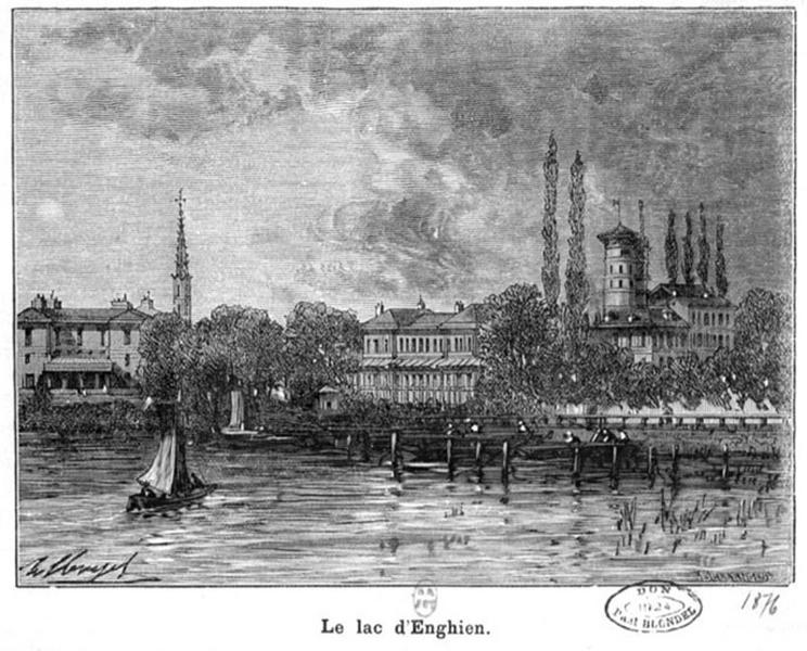 Vue depuis le lac de l'établissement thermal, de l'hôtel des Quatre Pavillons et du clocher de l'église.