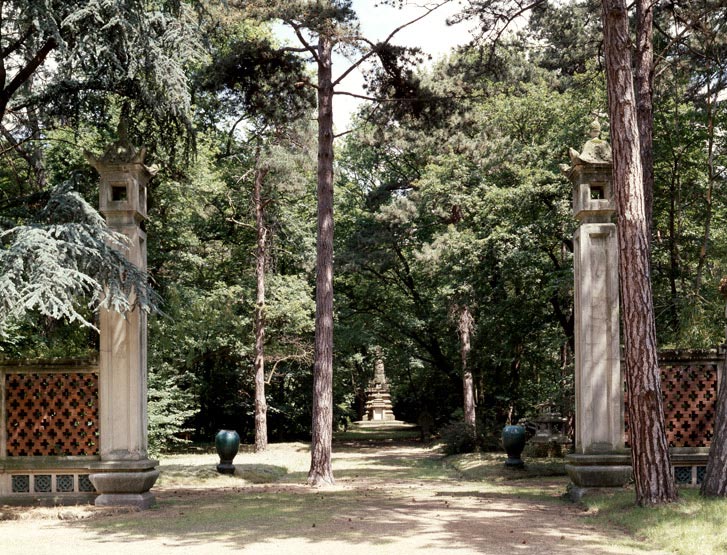 Enceinte du temple. Au second plan, le monument commémoratif des cambodgiens et laotiens morts pour la France.