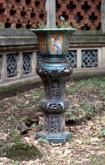 Pot placé sur un socle, à l'extérieur dans l'enceinte du temple.