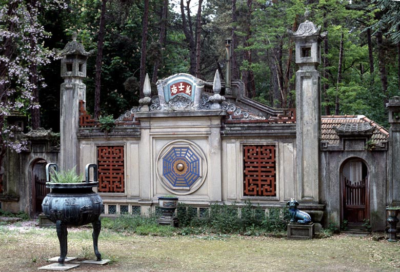 Enceinte devant le temple dite esplanade du Dinh.