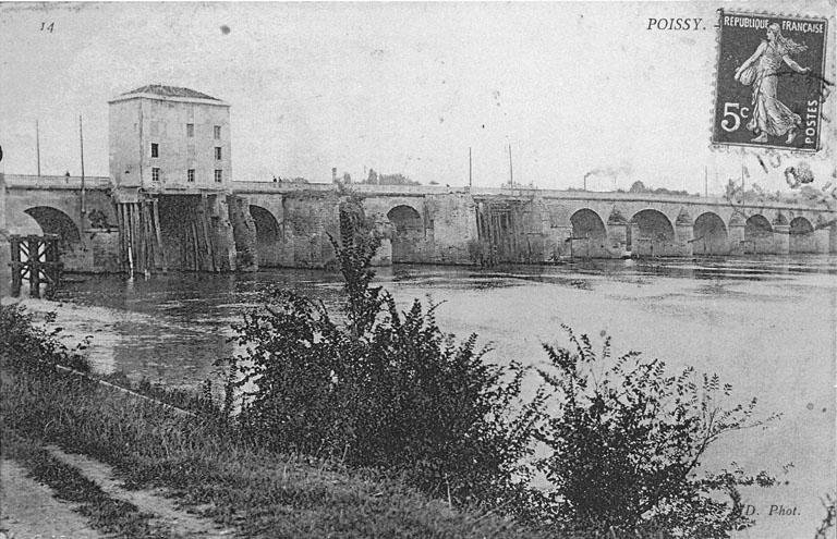 Vue d'ensemble du pont avec le moulin dit de la Reine Blanche, alors le dernier subsistant.