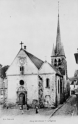 Vue de la façade et du bas-côté.