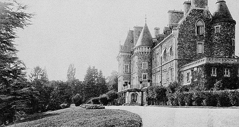 La façade sur jardin et la façade latérale.