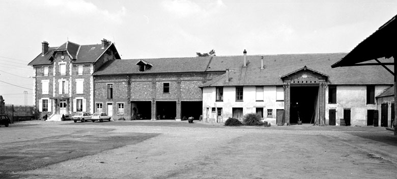 Vue de la cour : corps 1 à 6.